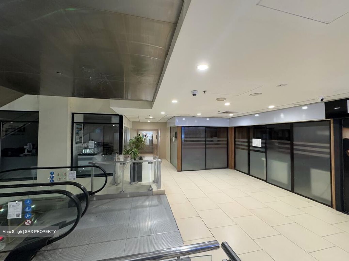 Lucky Plaza (D9), Retail #472990871